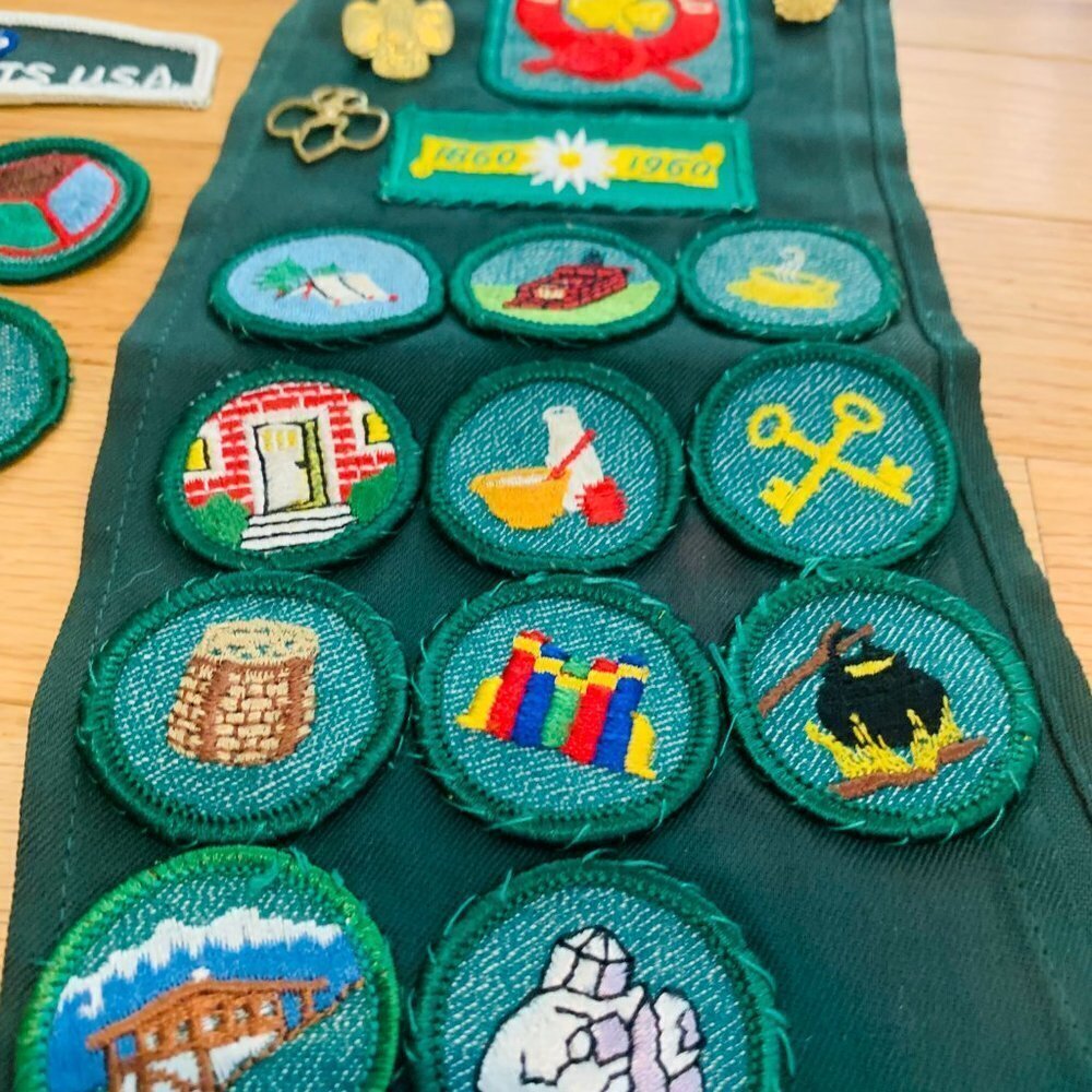 Vintage Girl Scout Sash with Tons Of Merit Badge Patches - Picture 3 of 9